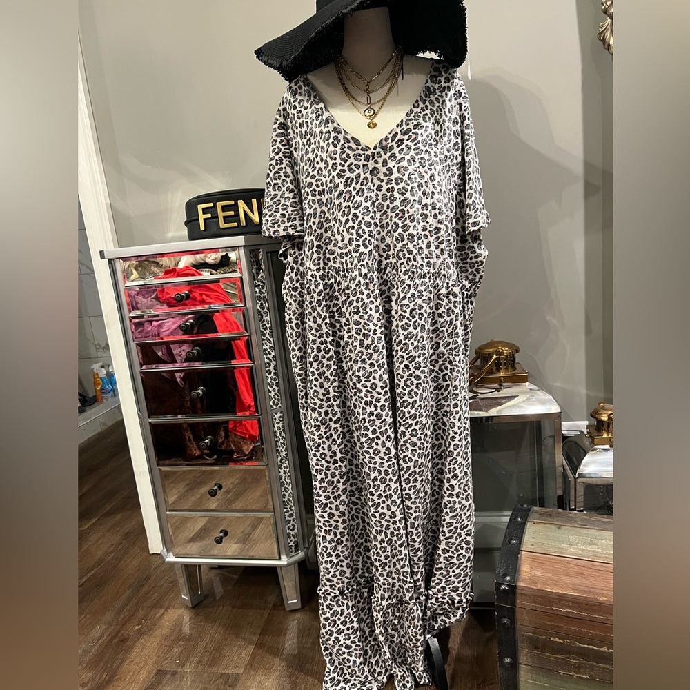 This maxi I v-neck large sleeves animal print with a tiered bottom.Great for fun